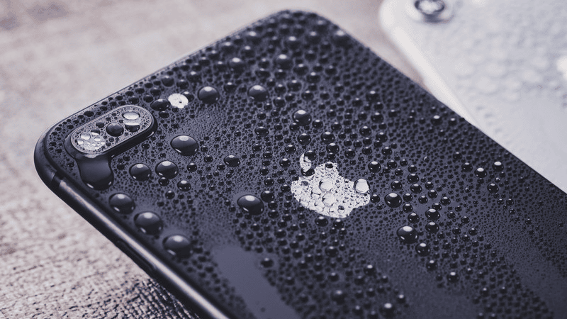 水に濡れたiPhone